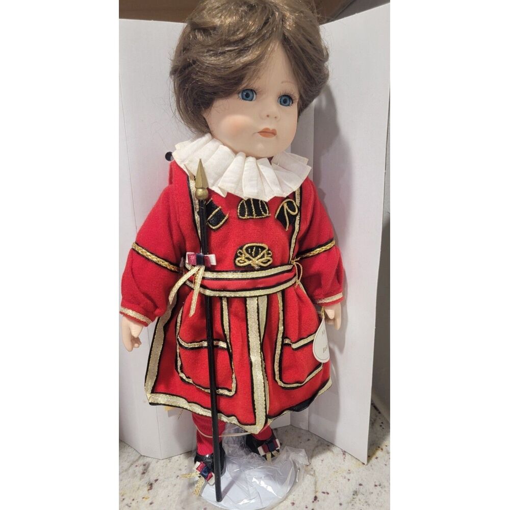 Beefeater Guard England Tower of London Leonardo Coll. Porcelain Doll New VTG.